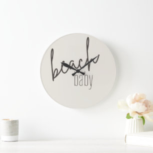 Grande bebê da praia. Relógio