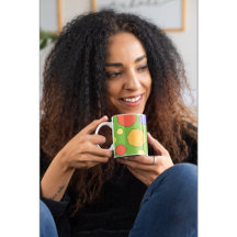Caneca de café com bolinhas coloridas e brilhantes