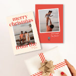 Grande Cartão com fotos de Feliz Natal<br><div class="desc">Este design tipográfico apresenta uma fonte serif grande e bela "feliz natal do mundo" sobre uma grande foto de solteiro com uma fonte cursiva para o nome. Há uma foto adicional e uma saudação curta disponível no verso. Este cartão de feriado evita uma ligeira vibração retrorreflectora e está pronto para...</div>