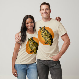 Grande coruja com o camiseta alaranjado da lua,