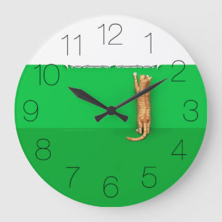 Grande Gato vermelho de tabby rasga relógio de papel redo