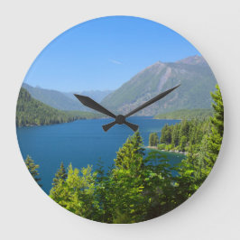 Grande Lago Cushman no Relógio de Verão