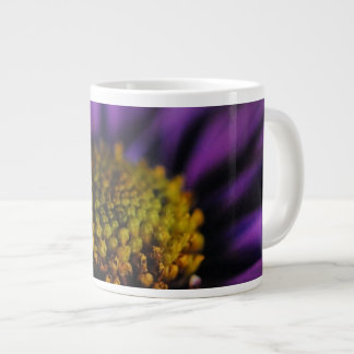 Grande O interior de uma Caneca de Café Jumbo Flor Roxa