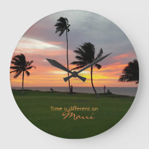 Grande O tempo é diferente no relógio Maui Wall