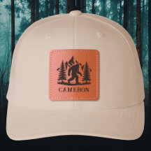 Grande Pé Hiker com Monograma de Árvores e Montanh