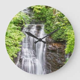 Grande Relógio de cachoeira bonito