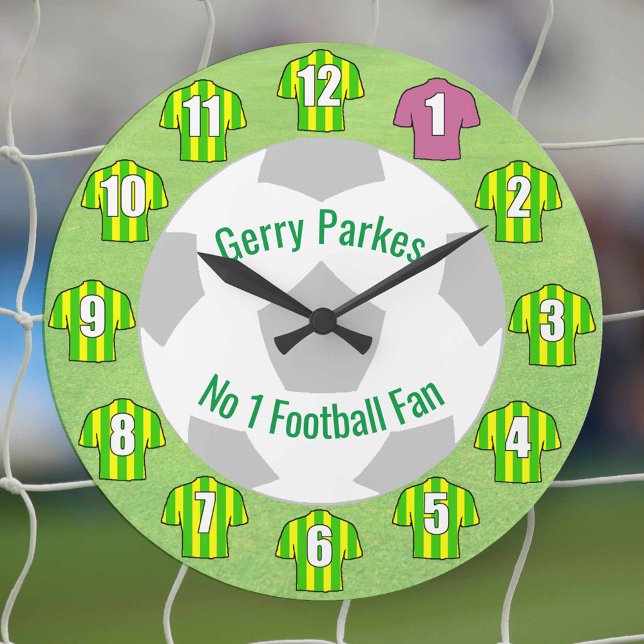 Grande Relógio de futebol - Camisas verdes e amarelas (Green and yellow striped football shirts on a clock)