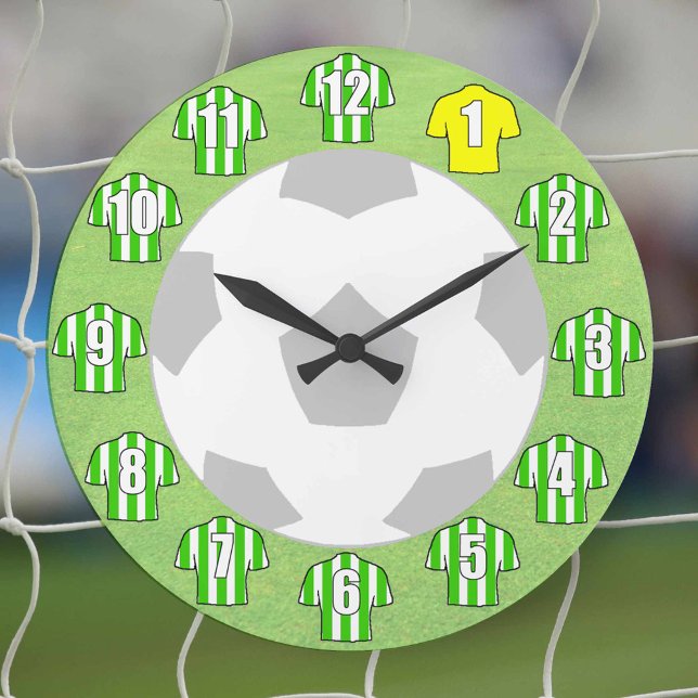 Grande Relógio de futebol - com camisas verdes listradas (Green and white striped football shirts on a clock)
