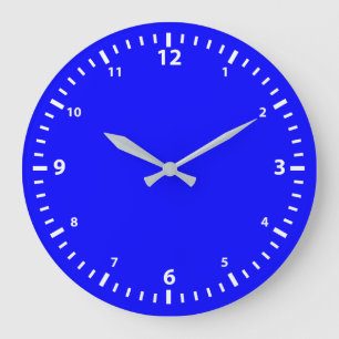 Grande Relógio de Número Branco no Azul