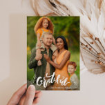 GRATEFUL | cartão com fotos de ação de graças à fa<br><div class="desc">Um design moderno com tipografia de pincel e uma maravilhosa foto de família. Você pode carregar sua própria imagem e editar o texto e as cores.</div>