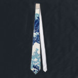 Gravata 北 斎 Onda do Excelente Fora de Kanagawa Hokusai Fin<br><div class="desc">O Excelente Wave de Kanagawa é um famoso impressão de bloco de madeira do artista japonês Hokusai. Foi publicado em 1832 (Período Edo) como o primeiro na série 36 Views do Monte Fuji, em Hokusai, e é seu trabalho mais famoso. Ele retrata uma enorme onda de barcos ameaçadores perto da...</div>