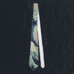 Gravata A grande onda fora de Kanagawa<br><div class="desc">A grande onda fora de Kanagawa, igualmente conhecido como a grande onda ou simplesmente a onda, é um impressão do woodblock pelo artista japonês Katsushika Hokusai. Exemplo da arte do ukiyo-e, foi publicada algum dia entre 1830 e 1833 como o primeiro nas séries de Hokusai trinta e seis vistas de...</div>