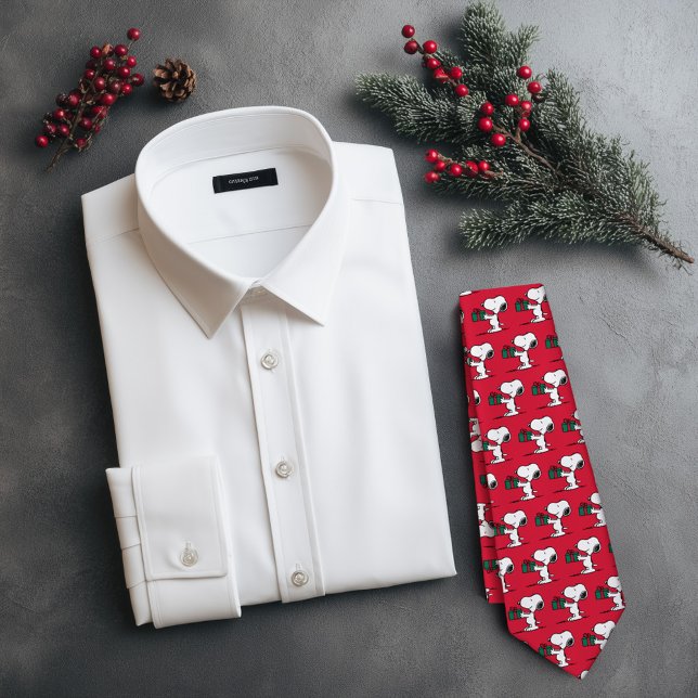 Gravata Amendoins | Presente de Natal Snoopy Giver (Tie next to shirt on Christmas themed table)