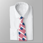 Gravata American Flag Neck Tie - Patriótico<br><div class="desc">EUA - Estados Unidos da América - Sinalizador - Patriótico - Dia da Independência - 4 de julho - Personalizável - Escolha / Adicione seu Texto / Cor / Imagem Única - Faça seu presente especial - Redimensione e mova ou remova e adicione elementos / imagem com a ferramenta de...</div>
