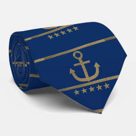 Gravata âncora dourada sobre fundo azul marinho