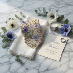 Gravata Anêmona Floral Azul Elegante<br><div class="desc">Esta linda gravata exibe um delicado padrão botânico de anêmonas azuis, flores brancas suaves e folhagem verde exuberante em um fundo creme claro. O design tem um visual refinado e inspirado no vintage, que é ao mesmo tempo romântico e sofisticado — perfeito para casamentos de primavera e verão. Ideal como...</div>