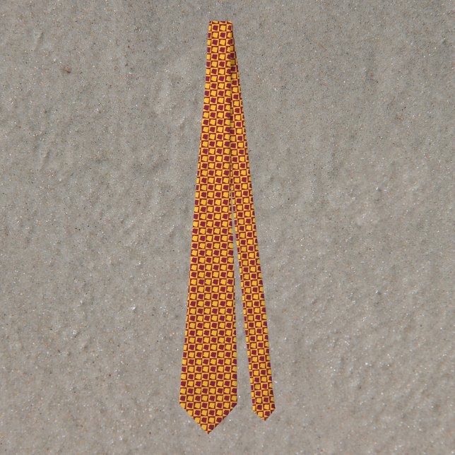 Gravata Arizona Pop Art Xadrez Bege Dourado (A tie featuring the US state of Arizona in a maroon and gold yellow pattern)