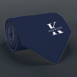 Gravata Azul Denim | Monograma Elegante   Nome<br><div class="desc">Um colar elegante, de dois lados, com um monograma branco e arrojado sobre um fundo azul Denim. Por cima deste monograma, está o seu primeiro sobrenome, soletrado em todas as capitais. Mais de 40 cores exclusivas estão disponíveis em versões de um lado e de dois lados. Você pode navegá-los clicando...</div>