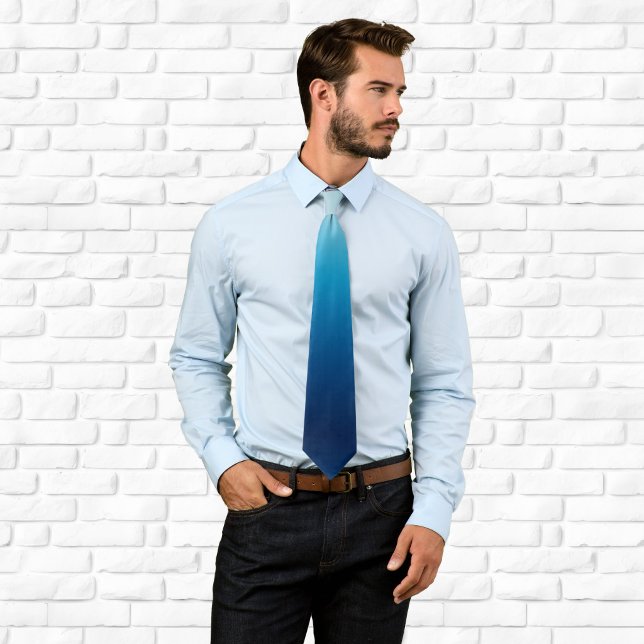 Gravata Azul Oceano Ombre de Claro a Escuro (Light to Dark Ocean Blue Ombre Neck Tie)