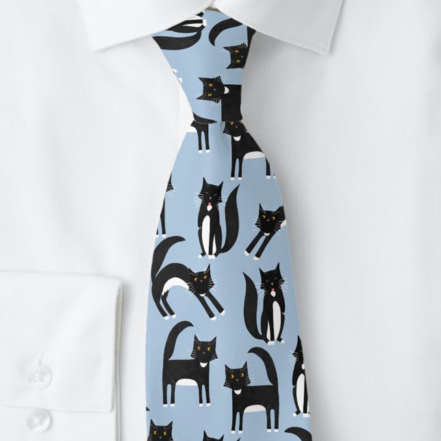 Gravata Azul, preto e branco, de smoking (Black and white tuxedo bicolor cat pattern neck tie on a light sky blue background)