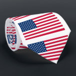 Gravata Bandeira dos EUA - Estados Unidos da América - Pat<br><div class="desc">EUA - Estados Unidos da América - Sinalizador - Patriótico - Dia da Independência - 4 de julho - Personalizável - Escolha / Adicione seu Texto / Cor / Imagem Única - Faça seu presente especial - Redimensione e mova ou remova e adicione elementos / imagem com a ferramenta de...</div>