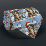 Gravata Bernedoodle Dog Winter Wonderland Christmas<br><div class="desc">Este design festivo captura o espírito alegre da época de férias, apresentando um adorável filhote vestindo um chapéu de Papai Noel. O cachorro está aninhado numa terra maravilhosa de inverno, completo com um boneco de neve, uma árvore de Natal decorada, e presentes lindamente envoltos. Os flocos de neve caem suavemente,...</div>