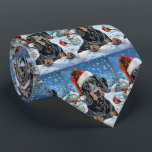 Gravata Bluetick Coonhound Winter Wonderland Christmas<br><div class="desc">Este design festivo captura o espírito alegre da época de férias, apresentando um adorável filhote vestindo um chapéu de Papai Noel. O cachorro está aninhado numa terra maravilhosa de inverno, completo com um boneco de neve, uma árvore de Natal decorada, e presentes lindamente envoltos. Os flocos de neve caem suavemente,...</div>