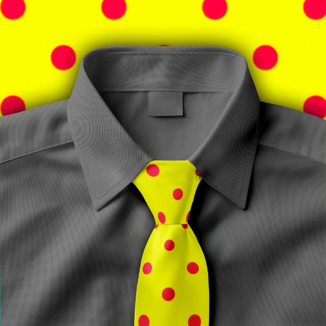 Gravata Bolinhas carmesins clássicas no laço amarelo (Yellow tie with crimson polka dots on gray button down shirt.
)