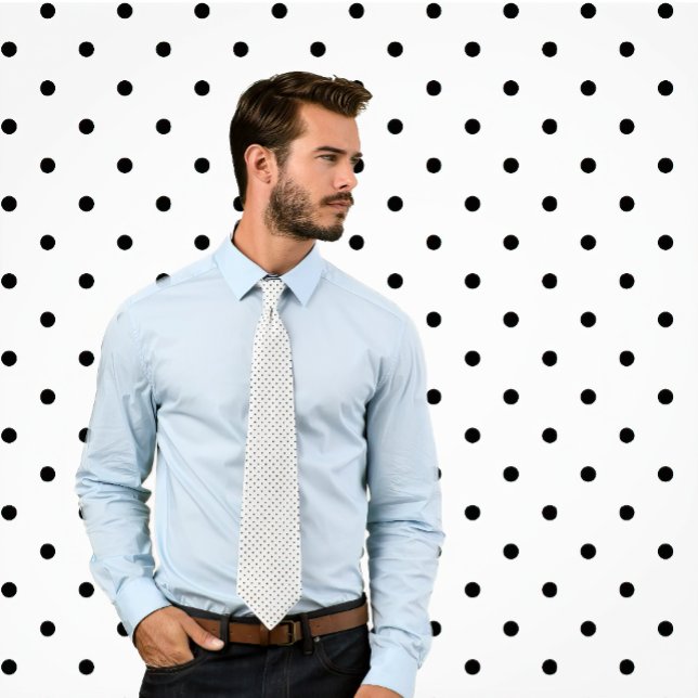 Gravata Bolinhas Pequenas Clássicas Pretas em Branco (Man wears a necktie featuring a small black polka dot pattern on white. Background matches tie.)