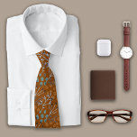 Gravata Botânica Caramel Brown<br><div class="desc">Este Twigs Românticos Botânicos apresenta um fundo castanho de Caramelo quente com padrão de Twigs e Folhas. Dê um amor e personalize com um monograma para torná-lo especial. Ideal como presente para Dia de os pais,  marido,  avô.</div>