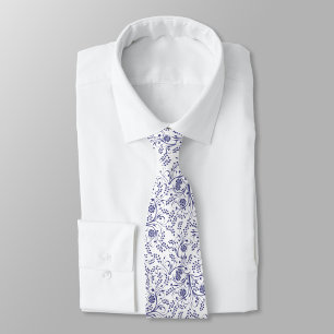Gravata branca com elegante padrão floral azul