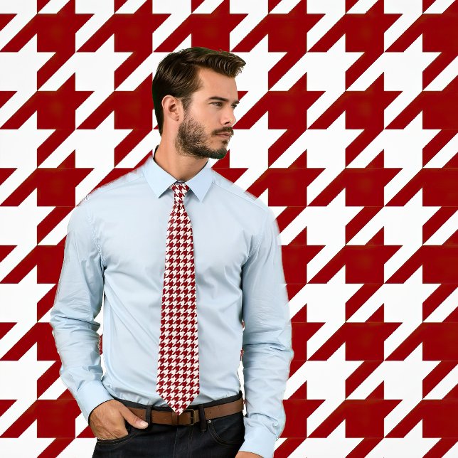Gravata Branco clássico e Maroon Houndstooth Check Tie (Man wears a tie featuring a classic houndstooth pattern in maroon and white.  Background matches tie)