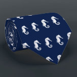 Gravata Branco temático do cavalo marinho náutico no<br><div class="desc">Uma seleção original da gravata que caracteriza um teste padrão branco da ilustração do cavalo marinho do vintage do marinho |.</div>