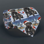Gravata Cane Corso Winter Wonderland Christmas Joy<br><div class="desc">Este design festivo captura o espírito alegre da época de férias, apresentando um adorável filhote vestindo um chapéu de Papai Noel. O cachorro está aninhado numa terra maravilhosa de inverno, completo com um boneco de neve, uma árvore de Natal decorada, e presentes lindamente envoltos. Os flocos de neve caem suavemente,...</div>