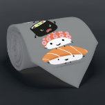Gravata Caracteres de Kawaii Cute Sashimi Sushi | Sushi Ch<br><div class="desc">Torre de gravata de sushi. Uma gravata kawaii com uma variedade de personagens bonitos incluindo salmão, tamago, camarão, polvo, wasabi e gengibre. Faça uma declaração esquisita com esta engraçada gravata no pescoço para negócios e eventos especiais. Esta divertida gravata de novidade faz um presente excelente do Dia do Pai para...</div>