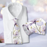 Gravata Casamento Floral Roxo-Lavanda Roxo Iris<br><div class="desc">Iris Dreams: Uma Gravata Romântica de Casamento para o Groom Deixe sua história de amor florescer com esta encantadora gravata de casamento! Esta gravata apresenta uma cascata de levantamentos roxos de lavanda macia, juntamente com uma delicada e uma aspersão de flores silvestres brancas, todas colocadas sobre um fundo branco minimalista....</div>