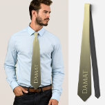 Gravata Casamento turco elegante dama<br><div class="desc">Elevem o seu casamento... com uma gravata personalizada única para homens turcos... procurando uma maneira divertida, mas sofisticada, de completar sua roupa de casamento ou adicionar um toque humorístico ao seu noivado ou fotos de casamento? Veja nossa bela gravata personalizada, com a palavra "damat" em um matiz amarelo-bege macio em...</div>