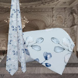 Gravata Casamento Verde Eucalyptus Azul Luz<br><div class="desc">Uma gravata azul-suja leve do pescoço,  que apresenta imagens de eucalipto pintadas a aquarelas contra um fundo azul sólido e empoeirado.</div>