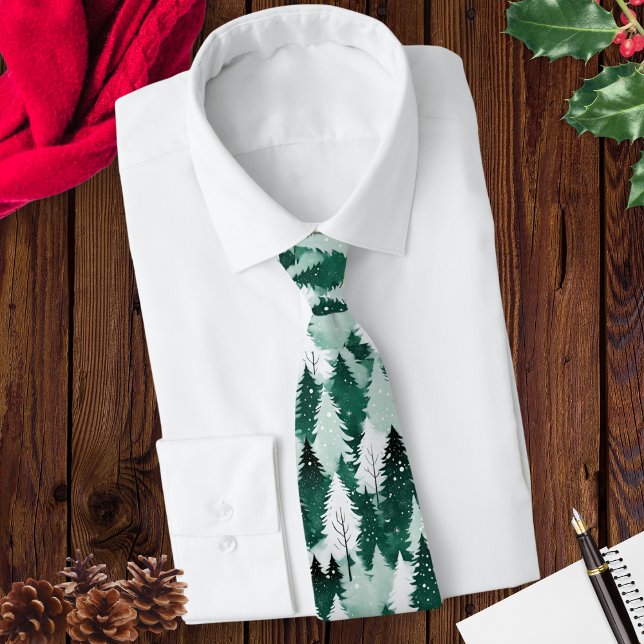 Gravata Cena de Neve da Floresta Inverna, Natal Padrão (A men's green and white tie with pattern of a winter forest in snow. Ideal for the Christmas season.)