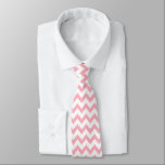 Gravata Chevron Zig Zag Padrão Branco Cor-de-rosa-chic Sca<br><div class="desc">Padrão clássico de quevron,  decor e presentes nórdicos nórdicos escandinavos,  cor-de-rosa e branco. Chevron zigzag v gravata estética do pescoço do padrão tradicional do boho.</div>