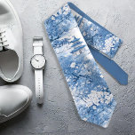 Gravata Chinoiserie Wedding Pattern Floral ID1094<br><div class="desc">Esta gravata atraente tem a elegância eterno de uma paleta azul e branca clássica e um belo padrão de Chinoiserie para coordenar com a nossa suíte de casamento Chinoiserie. A coleção apresenta padrões sofisticados e delicados motivos inspirados na porcelana tradicional chinesa, criando uma estética refinada e romântica. De convites lindamente...</div>