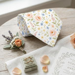 Gravata Chique com Arte Floral Pastel Única<br><div class="desc">Gravata única com um charmoso padrão contemporâneo francês shabby chic. Apresenta um design floral botânico com rosas cor-de-rosa pastel lindamente arranjadas, margaridas azul claro, flores amarelas ensolaradas e folhas verde-sage, tudo sobre um fundo branco. Design único, bonito, decorativo, fashion e trendy para o noivo, padrinho ou acompanhante em um casamento,...</div>