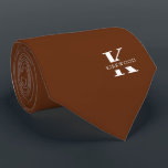Gravata Cinnamon Brown Elegant Monograma   Nome<br><div class="desc">Uma gravata elegante com um monograma branco ousado sobre um fundo Cinnamon Brown rico. Por cima deste monograma, está o seu primeiro sobrenome, soletrado em todas as capitais. Se você preferir um nome mais ousado procure o dentro de nome pessoal da letra grande, você pode fazer o seguinte: Use a...</div>