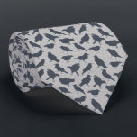 Gravata Cinza De Aves Da Coroa Negra<br><div class="desc">Esta gravata padronizada é perfeita para amantes de pássaros. Apresenta ilustrações realistas do estilo dos corvos em cinzas de carvão escuro colocadas sobre um fundo de cinza de luz manchada.</div>