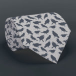 Gravata Cinza De Aves Da Coroa Negra<br><div class="desc">Esta gravata padronizada é perfeita para amantes de pássaros. Apresenta ilustrações realistas do estilo dos corvos em cinzas de carvão escuro colocadas sobre um fundo de cinza de luz manchada.</div>