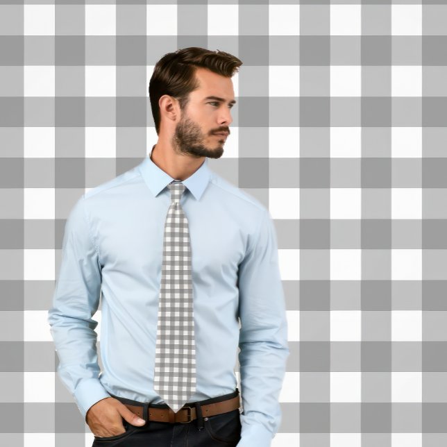 Gravata Cinzas Gingham em Stripes Brancas (Man wears a gingham gray and white stripes necktie.)
