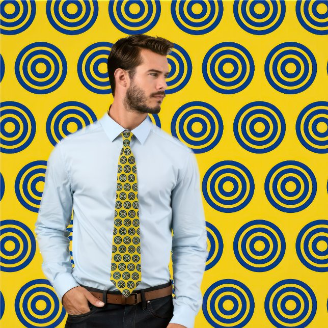 Gravata Círculos Concentrados Personalizados - Azul Catali (Man wears a tie with a Concentric Circle Pattern.)