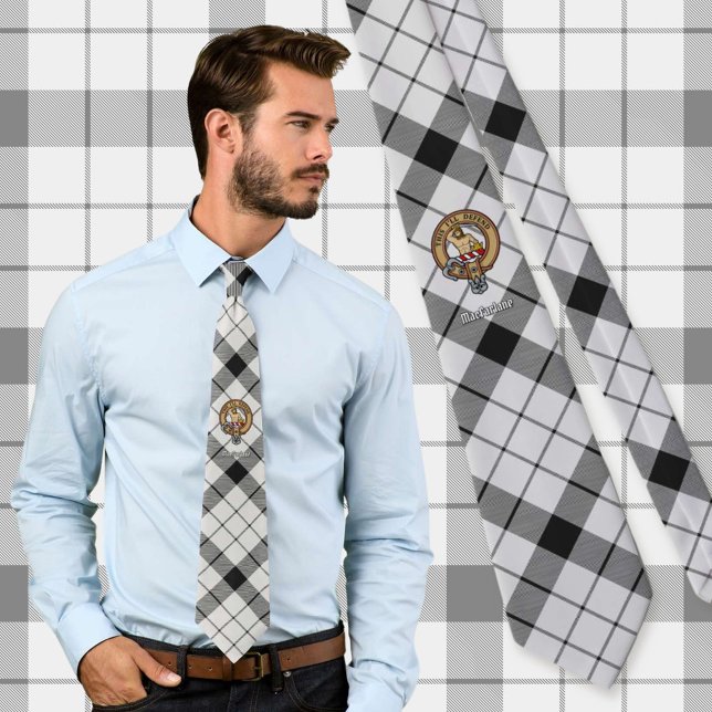 Gravata Clan MacFarlane Crest sobre Tartan Preto e Branco (Criador carregado)