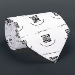 Gravata Código QR e texto personalizado<br><div class="desc">Coluna adesivos redondos com seu código QR e texto personalizado. Altere fontes e cores e mova e redimensione elementos com a ferramenta design. NOTA! VOCÊ PRECISA SUBSTITUIR O MODELO DE CÓDIGO QR POR SEU CÓDIGO QR!</div>