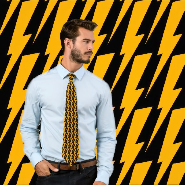 Gravata Coletor de Raio Laranja e Negro (Man wears a necktie with orange lightning bolts  pattern on black. 
)